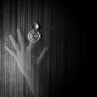 Esta imagen nos sitúa en la importancia que adquieren las yemas de los dedos a la hora de ver y mirar, a través de de ese movimiento del tocar (touch) digital en las nuevas tecnologías
La capacidad que adquiere el cuerpo a la hora de visualizar desde lo táctil nos habla de los nuevos espacios que habitan en internet y de cómo se establecen nuevas formas de jerarquización y visibilización.